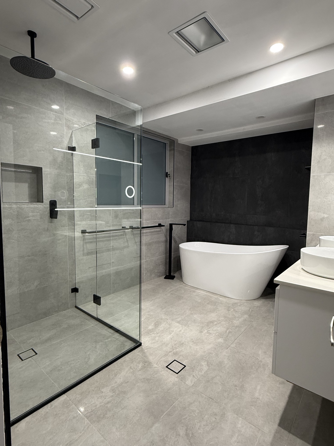 Balgownie Main Bathroom photo